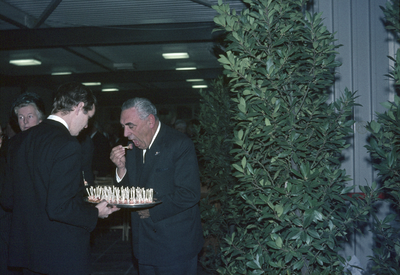 801517 Afbeelding van de receptie tijdens de officiële opening van de Traverse van het N.S.-station Utrecht C.S. te ...